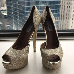 Steve Madden. Sparkly gold 5” pumps.